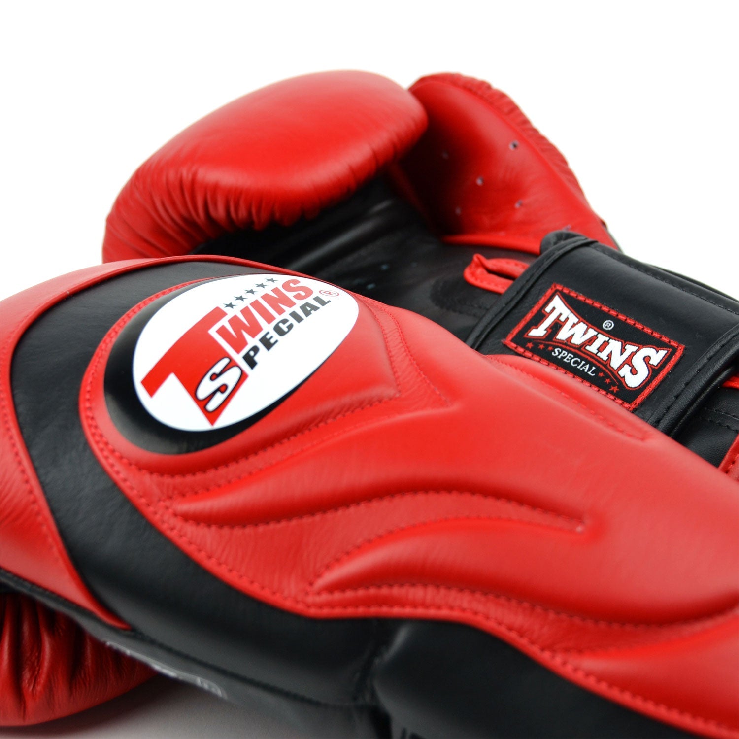 Twins Deluxe Boxing Gloves Red/Black