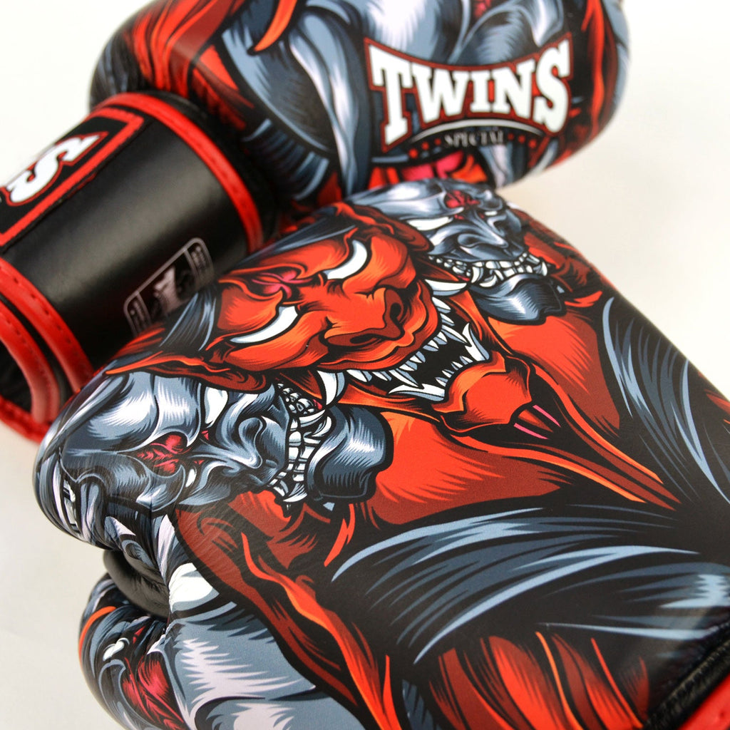 Twins Kabuki Boxing Gloves Black/Red